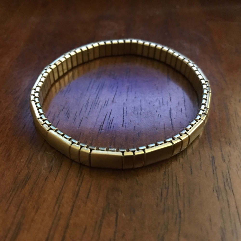 Goldtone stretchy bracelet